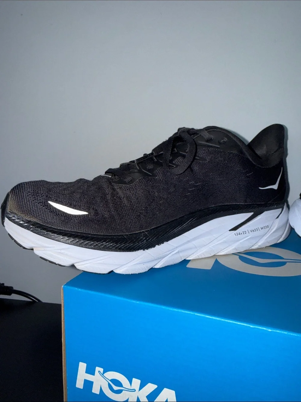 HOKA CLIFTON 8